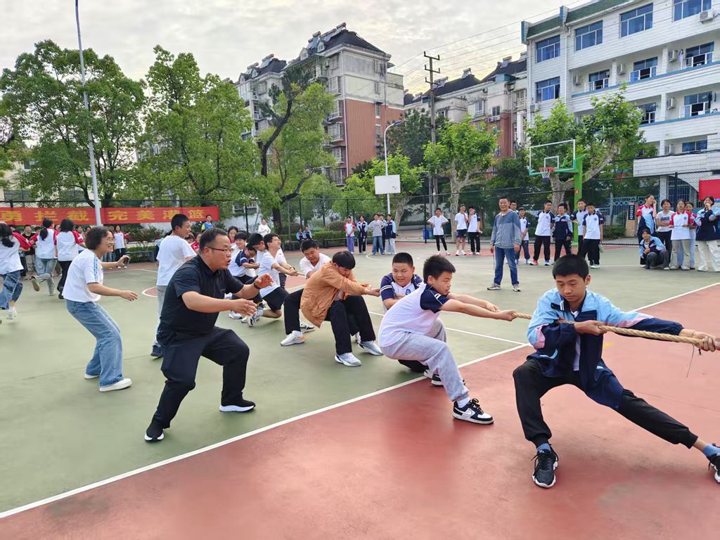 凝心聚力展风采  拔河赛场燃激情