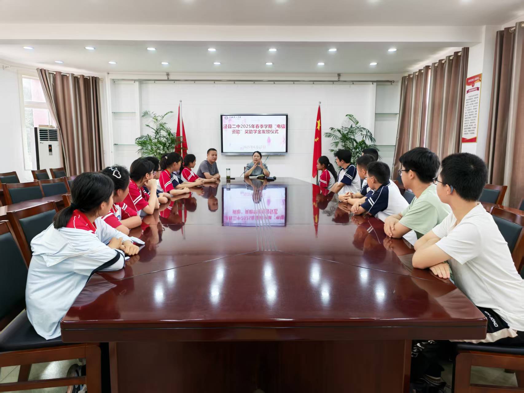 我校举行2025年春季学期“电信资助奖助学金”发放仪式